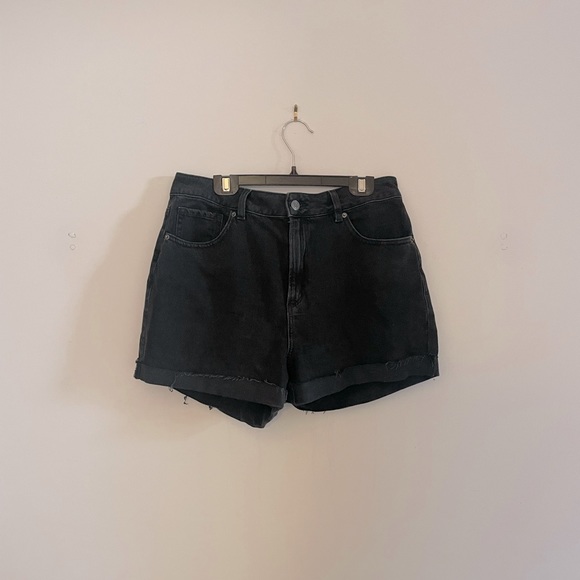 Dynamite High Rise Black Shorts - Picture 1 of 3